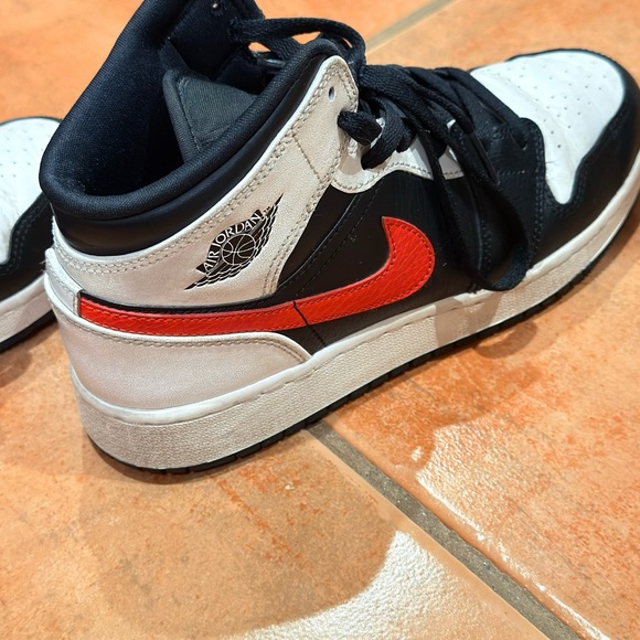 NIKE Air Jordan 1 Mid "Chile Red" (White/Chile Red-Black - Picture 5 of 9